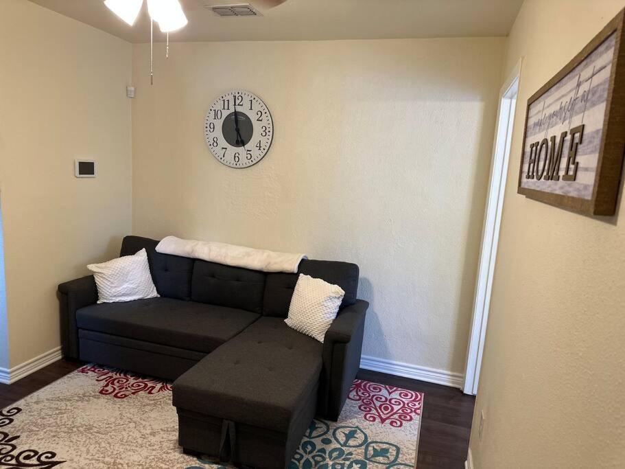 Apartment Walk To The Alamodome! Sleeps 6, Pet Friendly