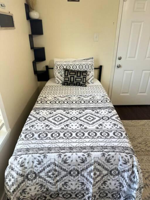 Apartment Walk To The Alamodome! Sleeps 6, Pet Friendly San Antonio