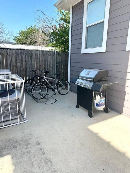 Apartment Walk To The Alamodome! Sleeps 6, Pet Friendly *